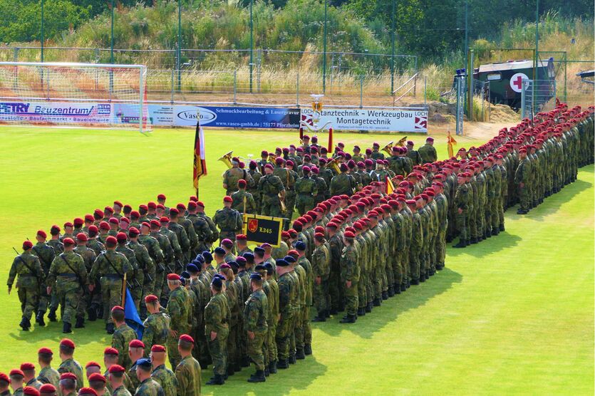 Feierlicher öffentlicher Appell anlässlich der Verleihung des Fahnenbandes zur Truppenfahne im Stadion des SC Idar-Oberstein 