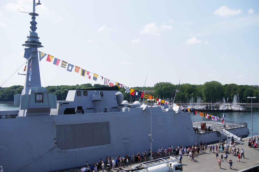 Eine lange Warteschlange bildete sich neben der Fregatte „Auvergne“ für einen Besuch des Zerstörers „USS Paul Ignatius“