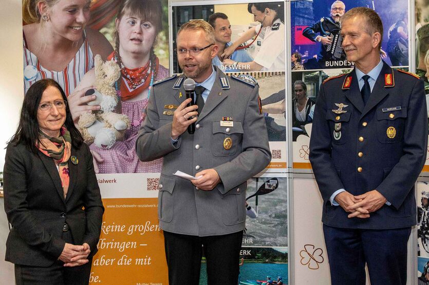 Gemeinsam mit Präsidentin Ulrike Hauröder-Strüning und Generalleutnant Martin Schelleis eröffnet Hauptmann Marcus Sigge (m.) den Adventsbasar 2022. 
