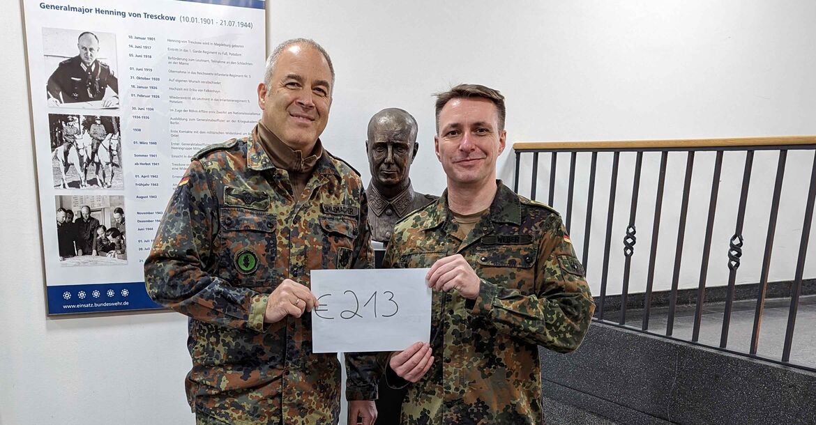 Oberst i.G. Kai Ohlemacher (li.) übergibt den symbolischen Spendenbetrag an den Regionalstellenleiter des BwSW im EinsFüKdoBw, Stabsbootsmann Felix Weber. | Foto: Bundeswehr