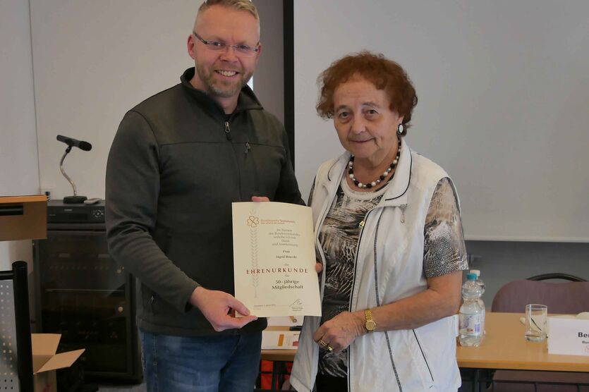 Marcus Sigge überreicht Ingrid Benecke die Ehrenurkunde für ihre 50-jährige Mitgliedschaft im BwSW. 