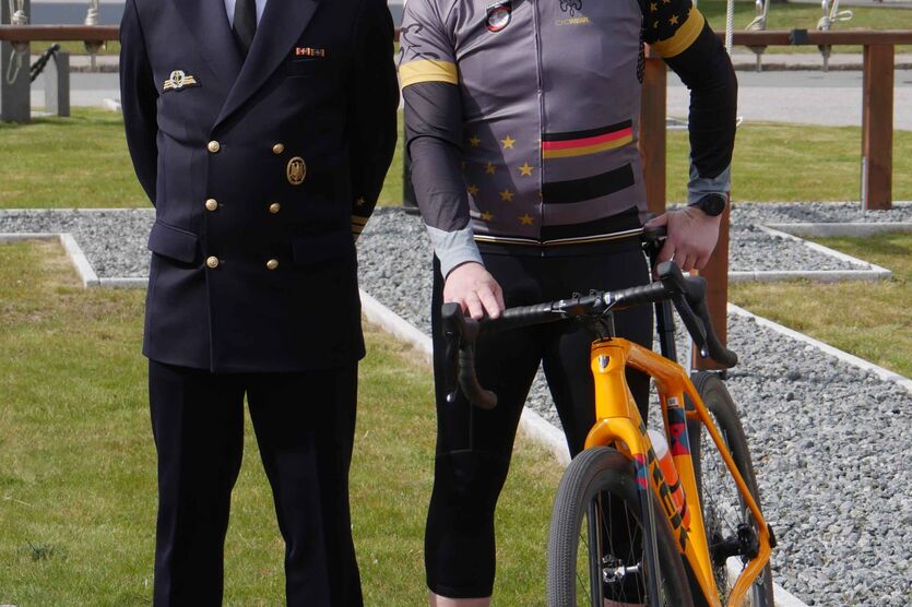 Generalleutnant Ingo Gerhartz (re.), hier mit Schulkommandeur Kapitän zur See Klaus Heermeier, ließ es sich nicht nehmen, mit der Radsportgruppe die erste Etappe zu absolvieren. 