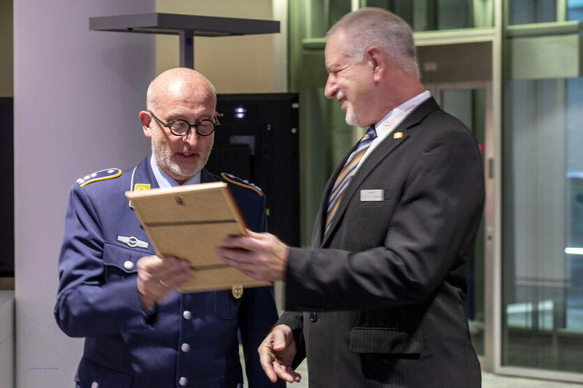 Stabshauptmann d.R. Thomas Ernst (li.) wird vom Stellv. Bundesvorsitzenden Uwe Sander mit der Ehrennadel in Gold ausgezeichnet.