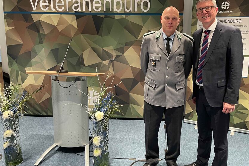 Bundesgeschäftsführer Norbert Bahl (re.) sichert dem neuen Leiter des Veteranenbüros, Oberstleutnant Michael Krause, weiterhin die Unterstützung des BwSW zu.