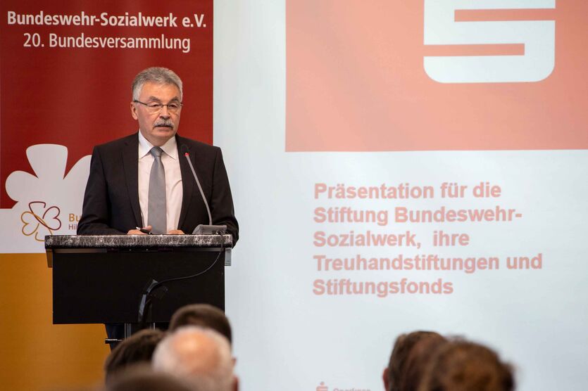 Der Vorsitzende der Stiftung Bundeswehr-Sozialwerk e.V., Generalleutnant a.D. Manfred Hofmann, informiert das Gremium über die finanzielle Aufstellung der Stiftung. 