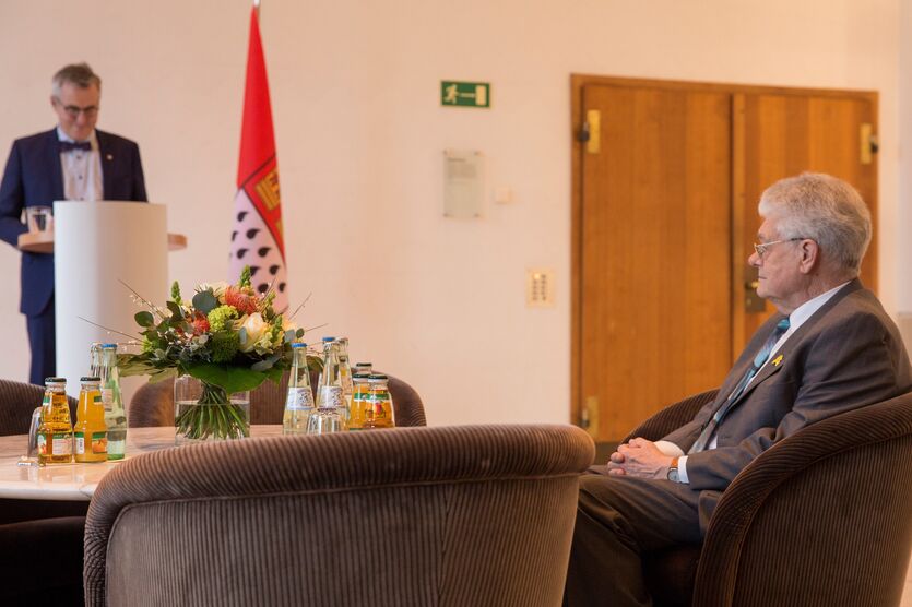 Kölns Bürgermeister Andreas Wolter hält seine Laudatio auf Winfried Mennemann. 