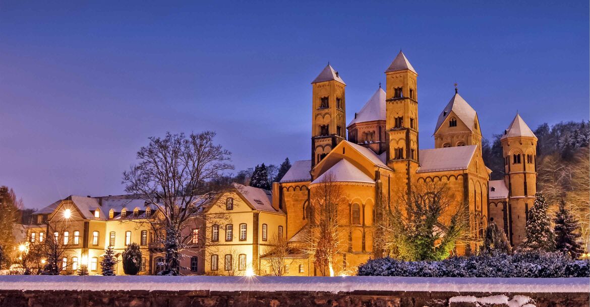 Die winterliche Atmosphäre der Abtei Maria Laach lädt zum Adventskonzert ein. | Foto: mh90photo - stock.adobe.com