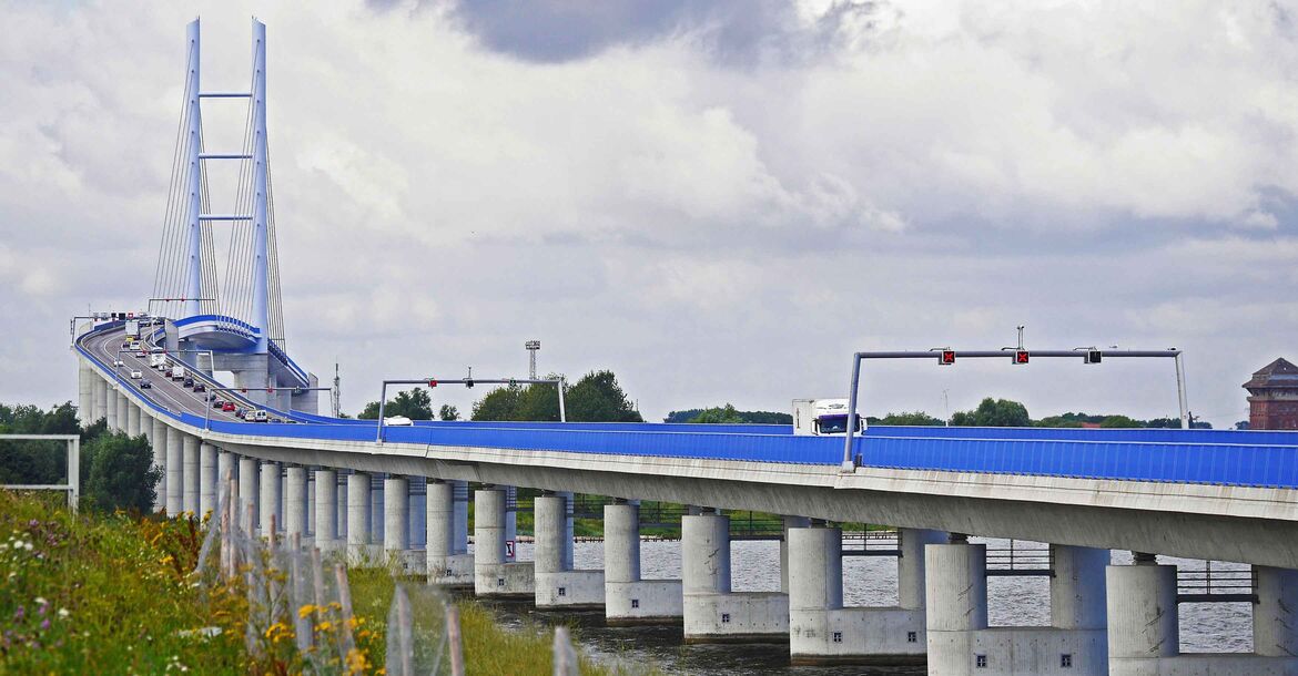 Mehrere Tage im Juni und September wird die Rügenbrücke wegen Instandsetzungsarbeiten gesperrt.
