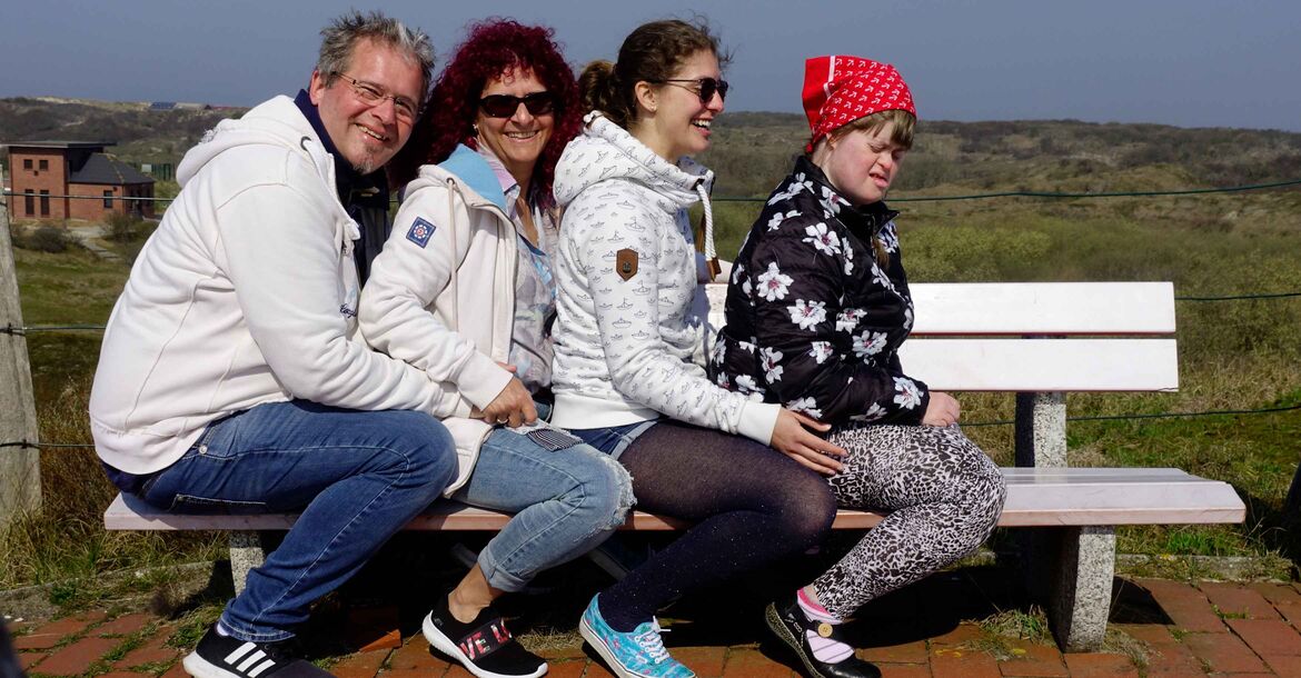 Trotz der Beeinträchtigung ihrer älteren Tochter sind die Martens eine glückliche Familie (v.l.): Vater Udo und Mutter Barbara mit ihren Kindern Jessica und Stephanie während eines Urlaubs auf der Nordseeinsel Baltrum. 
