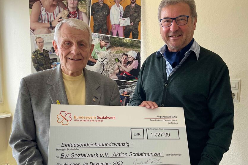 Große Freude bei der Übergabe des symbolischen Spendenschecks von Gerhard Reich (li.) an den Bundesvorsitzenden des BwSW, Bernd Krämer.