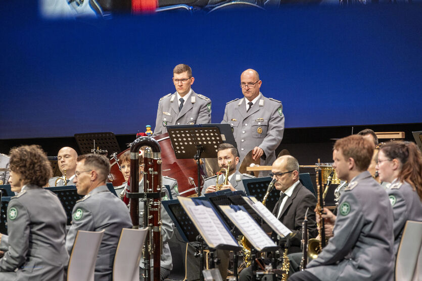 Mit dem „Königsmarsch“ von Richard Strauss eröffnete das Gebirgsmusikkorps der Bundeswehr unter der Stabführung von Hauptmann Rudolf Piehlmayer den fulminanten Konzertabend.