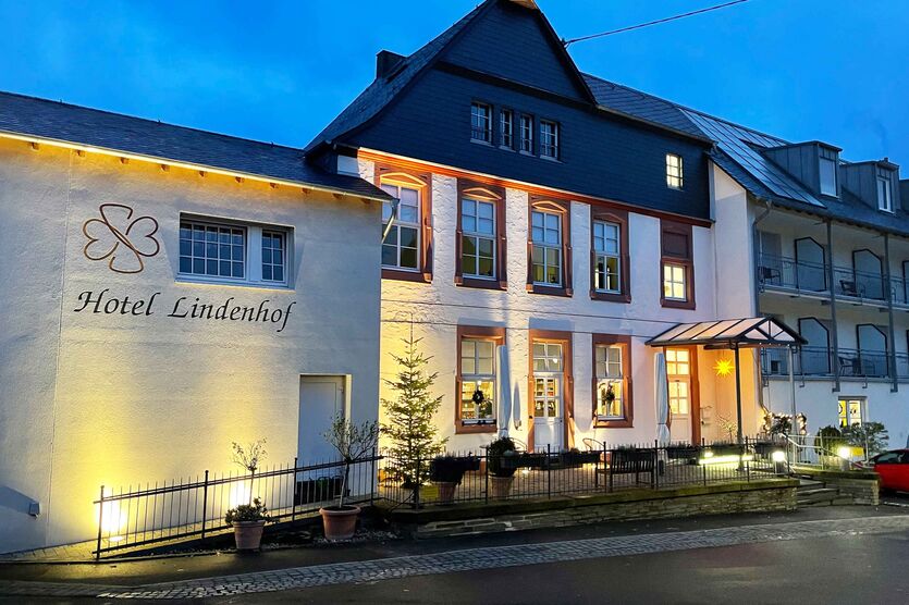 Weihnachtlich erleuchtet: Das Hotel Lindenhof in Brauneberg