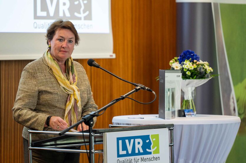 Die Vorsitzende der Landschaftsversammlung Rheinland, Anne Henk-Hollstein, hob in ihrer Laudation die große Bedeutung und den Wirkungskreis der „Aktion Sorgenkinder in Bundeswehrfamilien des BwSW“… 