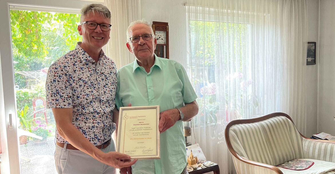 Joachim Hentzschel (re.) wurde für seine jahrzehntelange Unterstützung des BwSW von Bundesgeschäftsführer Norbert Bahl mit der Ehrennadel des BwSW in Gold ausgezeichnet.
