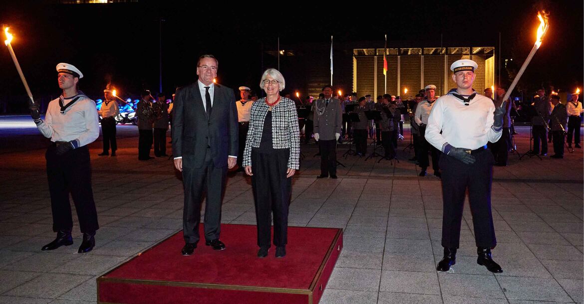 Bundesminister der Verteidigung, Boris Pistorius, verabschiedet am 06.09.2023 Staatssekretärin a. D. Dr. Margaretha Sudhof mit einer Serenade im BMVg in Berlin. 