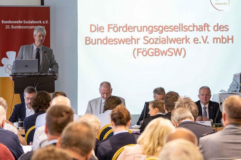Hauptmann a.D. Ralf Wehner, Geschäftsführer der Förderungsgesellschaft des Bundeswehr-Sozialwerks e.V. mbH, informiert die Delegierten über den wirtschaftlichen Geschäftsbetrieb. 