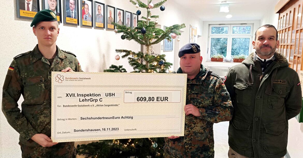 Ein Weihnachtsgeschenk im „Scheckformat“: Hauptmann Timo Beie, Oberstabsfeldwebel Heiko Zerm und Stabsfeldwebel Frank Nitschke (v.li.)
