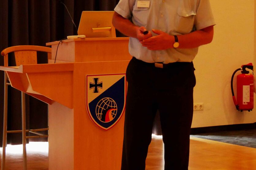 Oberstleutnant Lutz Arnoldt referiert über digitale Informationsmöglichkeiten.