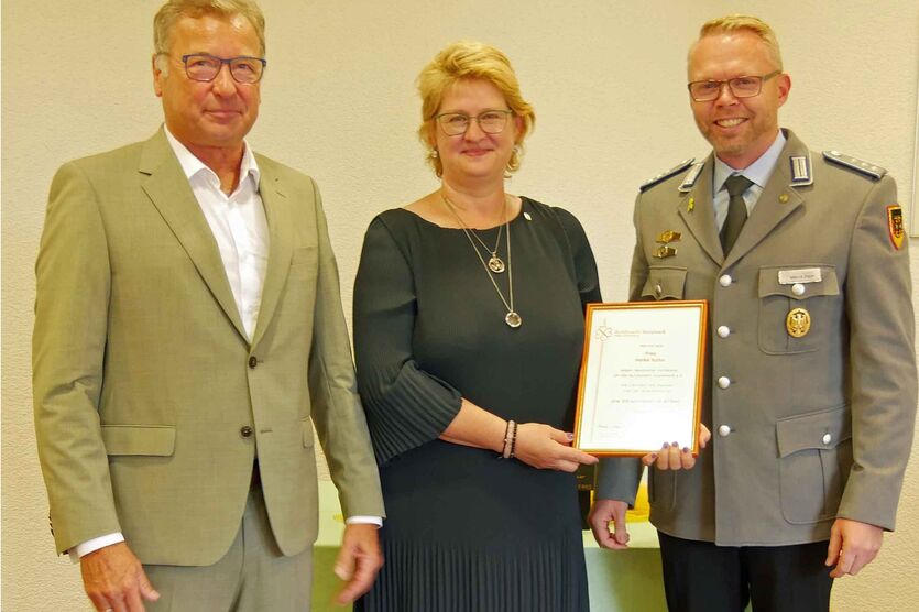Heike Kühn wurde vom Bundesvorsitzenden Bernd Krämer mit der Ehrennadel des BwSW in Silber ausgezeichnet. Rechts im Bild Bereichsvorsitzender West, Hauptmann Marcus Sigge. 