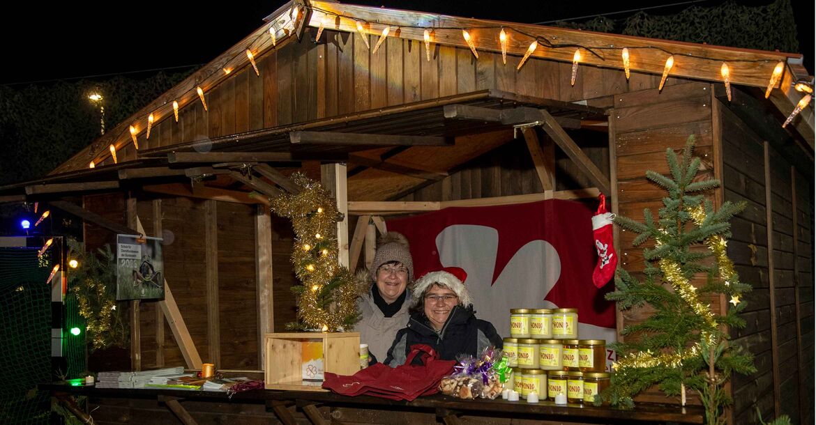 BwSW-Infostand auf dem Weihnachtsmarkt der USH mit Petra G. und Manuela T. (re.) 
