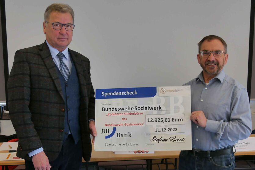 Stefan Leist (re.) übergibt Bundesvorsitzenden Bernd Krämer den symbolischen Scheck für 2022 aus seiner Spendenaktion „Koblenzer Kleiderbörse des BwSW“. 