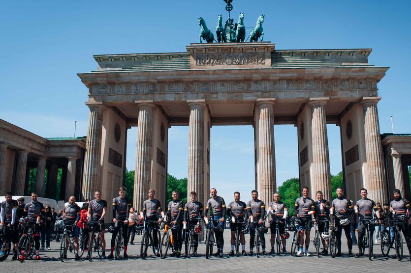 Das Radsportteam vor dem Brandenburger Tor