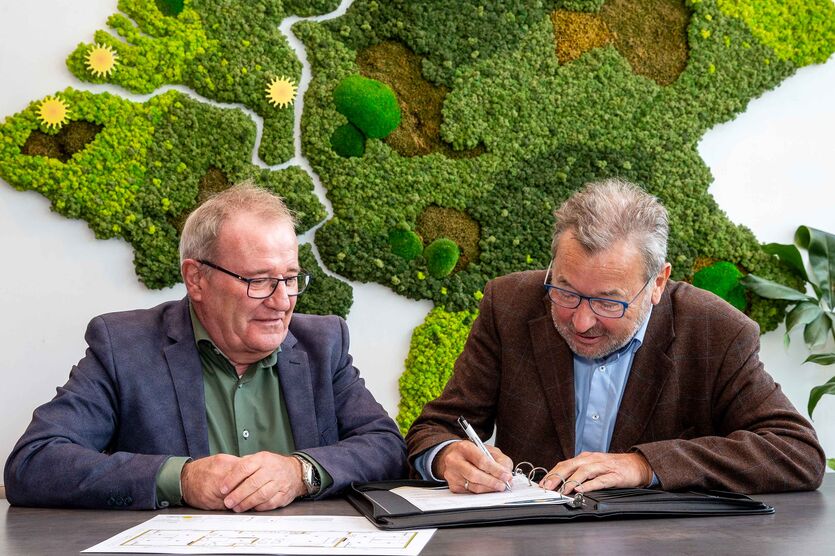 Vertragsunterzeichnung im niederländischen Heibloem: Firmenchef Johan van den Berg (li.) und Bundesvorsitzender des BwSW, Bernd Krämer