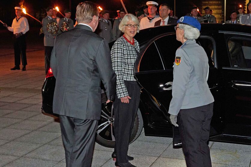 Bundesminister der Verteidigung, Boris Pistorius, verabschiedet am 06.09.2023 Staatssekretärin a. D. Dr. Margaretha Sudhof mit einer Serenade im BMVg in Berlin. 