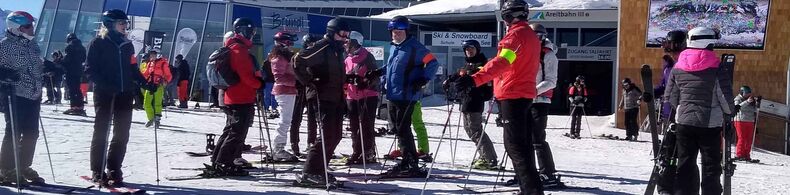 Eine Gruppe von Skifahrenden auf der Schmittenhöhe 