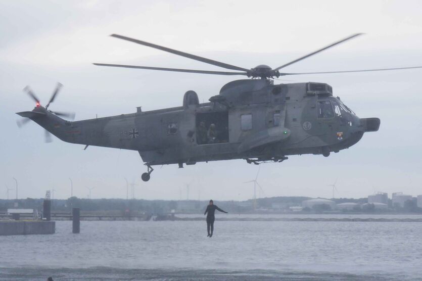 Hubschrauber SeaKing: Demonstration eines Flachwassersprungs 
