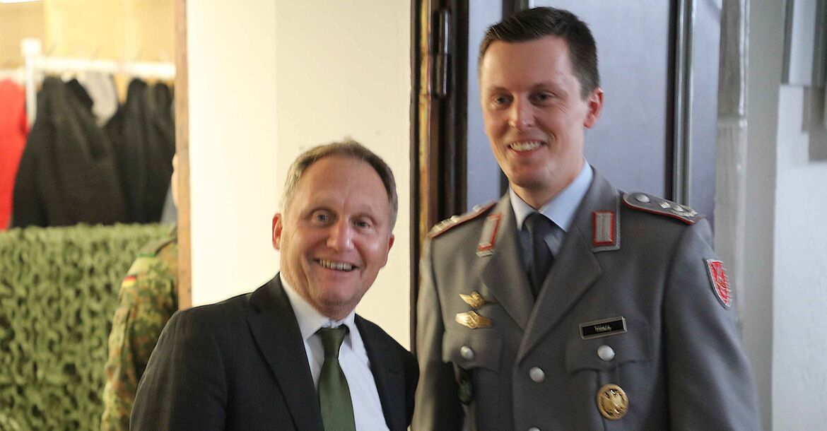 Unter den Gästen auch der Erste Bürgermeister aus dem benachbarten Schongau, Falk Sluyterman van Langeweyde (li.), hier mit Oberstleutnant Sven Tillery