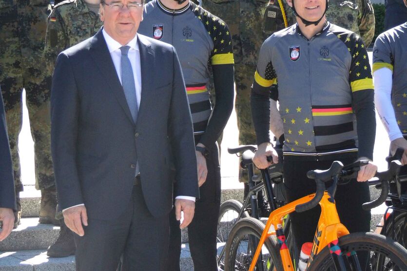 Minister Pistorius, hier mit dem Schirmherrn der Spendenradtour, Generalmajor Wolfgang Ohl (re.)