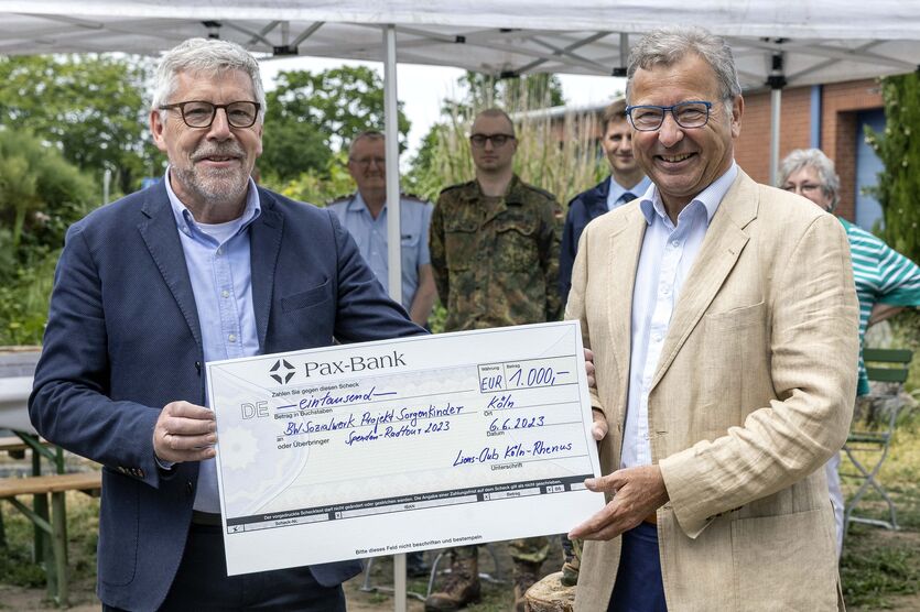 Auch der Lions Club Köln-Rhenus beteiligt sich mit einem Spendenscheck an der Spendenradtour. Hier übergibt ihn Christian Labrot an den Bundesvorsitzenden Bernd Krämer. 