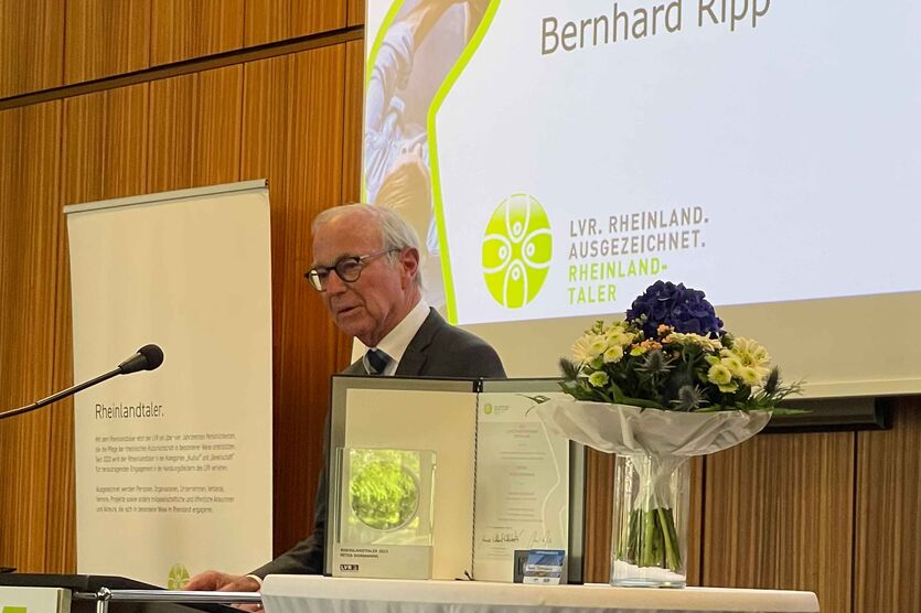Der Stellv. Landrat des Rhein-Erft-Kreises, Bernhard Ripp, richtet sein Grußwort an Peter Dormanns und die Gäste. 