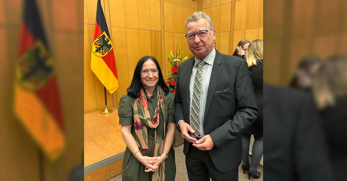Bundesvorsitzender Bernd Krämer bedankt sich bei Präsidentin Ulrike Hauröder-Strüning für ihre jahrelange Unterstützung des BwSW. 