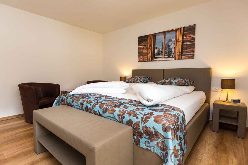 Stilvoll eingerichtete Zimmer wie dieses Doppelzimmer tragen zu einem gelungenen und entspannten Urlaub bei. 