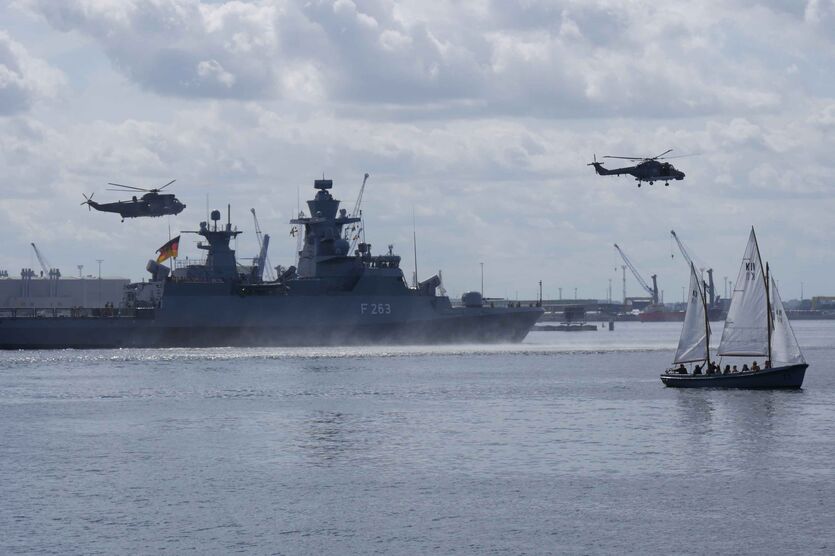 Die Korvette „Oldenburg“ begleitet von den Hubschraubern SeaKing und SeaLynx