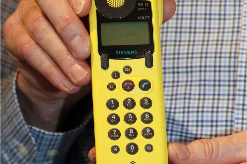 Mit diesem auffälligen alten Handy, einem Siemens S6 D „mit dem Charakter einer Telefonzelle“, wie er scherzt, wirbt Heiner Wiemers-Meyer bei seinen Vorträgen für die Handy-Sammlung des BwSW.