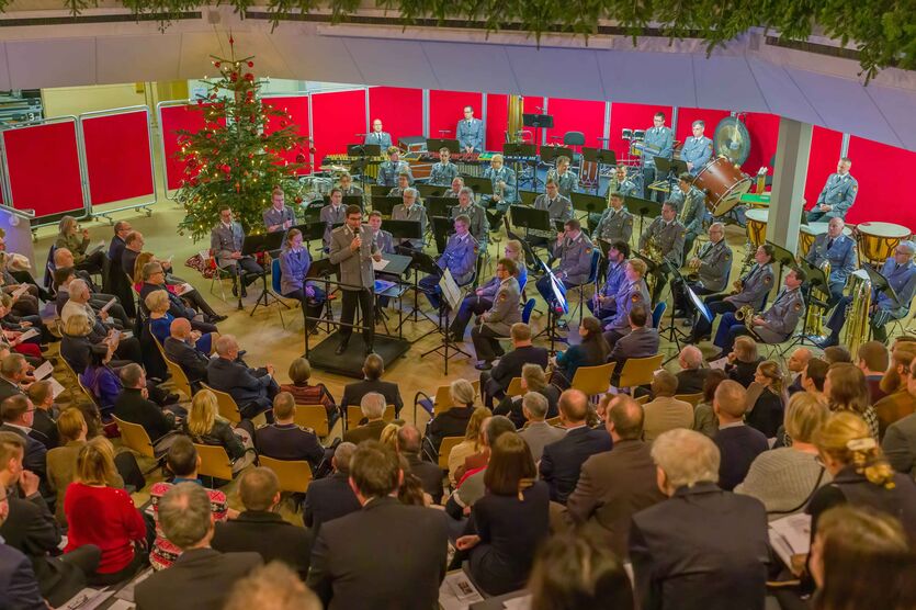 Das Heeresmusikkorps Koblenz spielt das Adventskonzert im Foyer des BiZBw. 