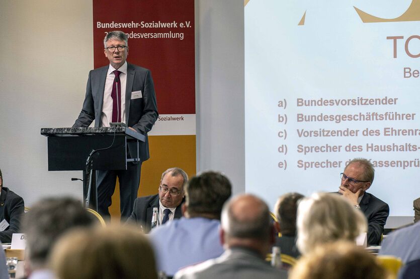 Bundesgeschäftsführer Regierungsdirektor Norbert Bahl legt seinen Geschäftsbericht den Delegierten vor. 