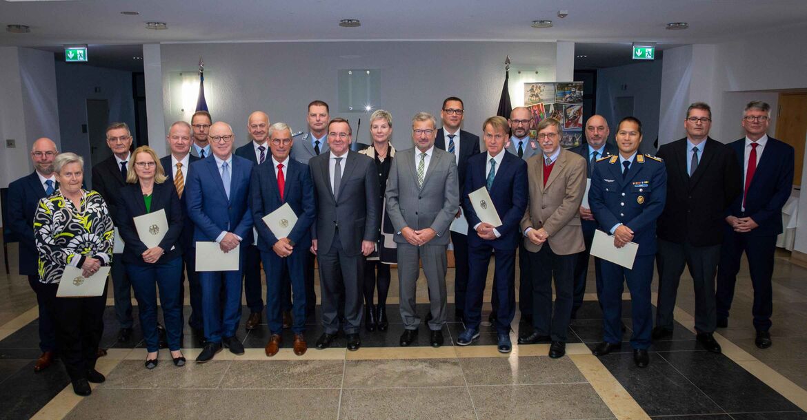 Gruppenfoto mit Bundesverteidigungsminister Boris Pistorius 