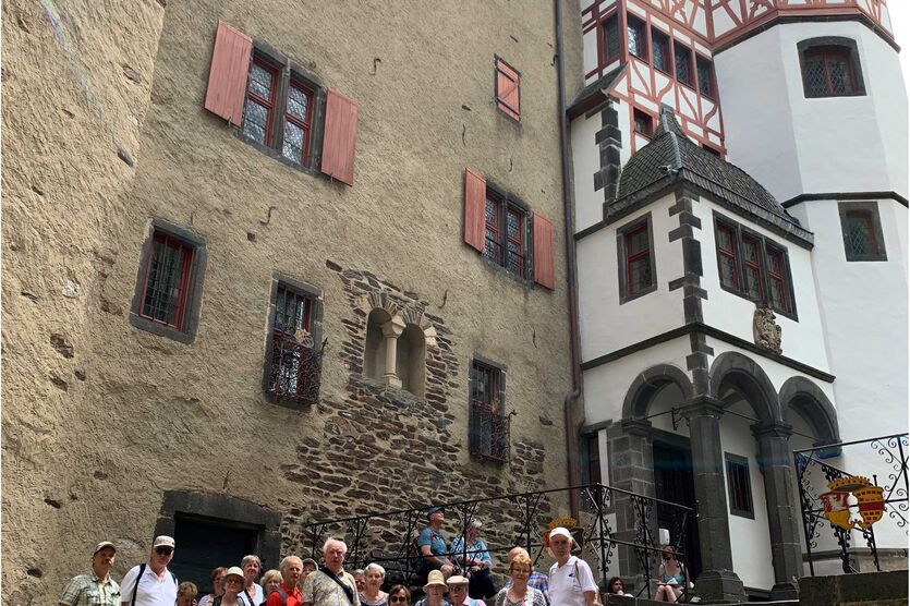 Gruppenfoto vor der Burg Eltz, einer Höhenburg aus dem 12. Jahrhundert. 