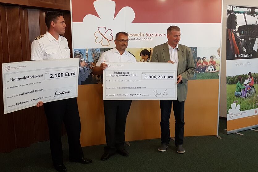 Bereichsvorsitzender Frank Siedow (r.) nahm gerne die Spendenschecks von Stafan Schönrock (li.) und Jens Hahn entgegen.