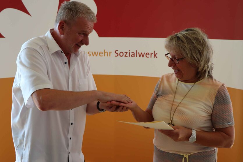 Martina Reinhardt wird mit der Ehrennadel in Bronze des BwSW ausgezeichnet. 