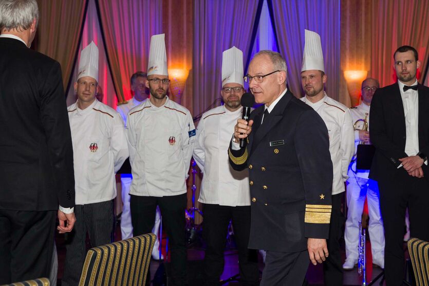 Vizeadmiral Jan Christian Kaack bedankt sich bei den Köchen sowie den Servicekräften des Hotels.