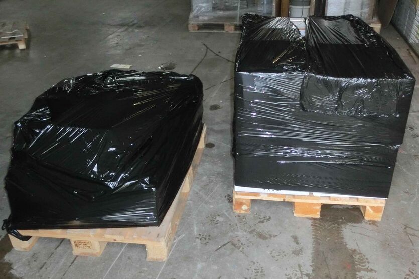 550 Kg verpackte Althandys warten auf Abholung. 