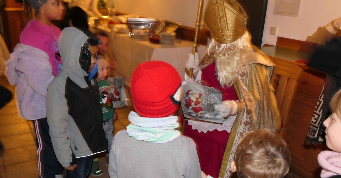 Mit dem Nikolaus auf Tuchfühlung: Kinder von Soldatinnen und Soldaten im Einsatz bei der Adventsfeier des FBZ Veitshöchheim.