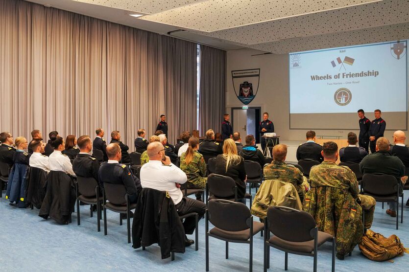 Projektpräsentation in Kiel vor interessierten Soldatinnen, Soldaten und zivilen Mitarbeitenden des Marinestützpunkts.