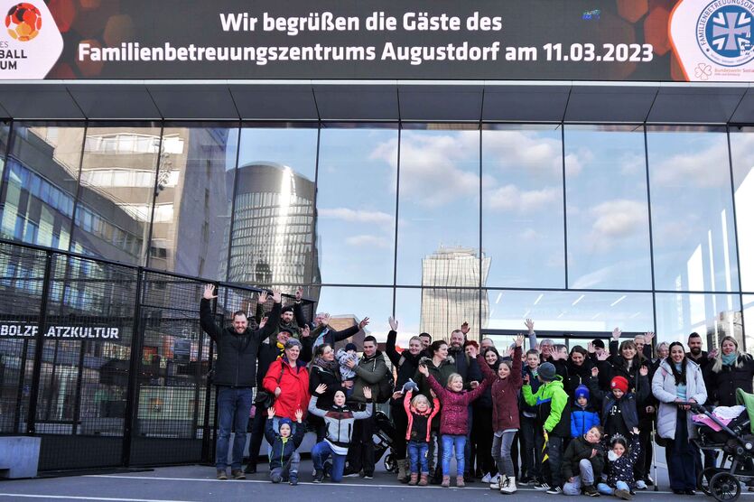 Die Teilnehmenden des FBZ Augustdorf vor dem Deutschen Fußball Museum in Dortmund