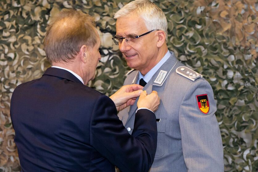 Bundesvorsitzender Peter Dormanns verleiht Oberst Christoph Lieder die Ehrennadel des Bundeswehr-Sozialwerks in Gold. | Foto: Stefan Müller